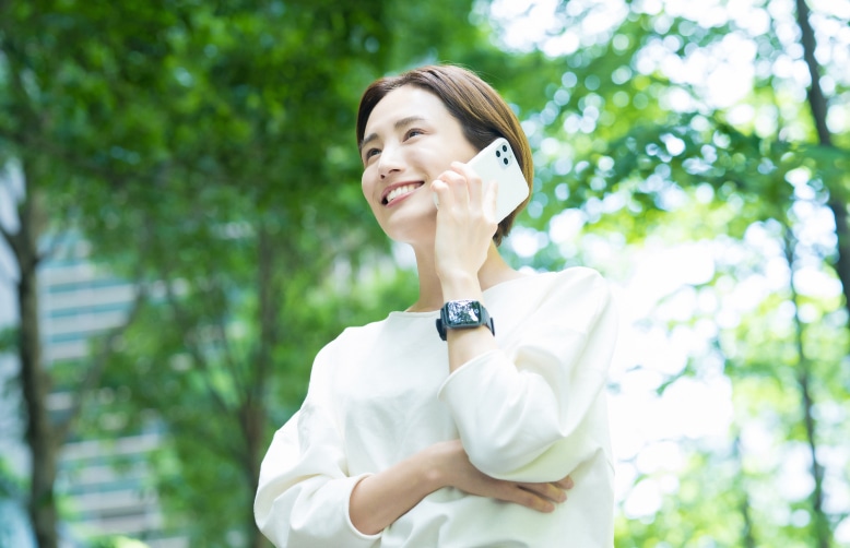 女性がスマホで電話している