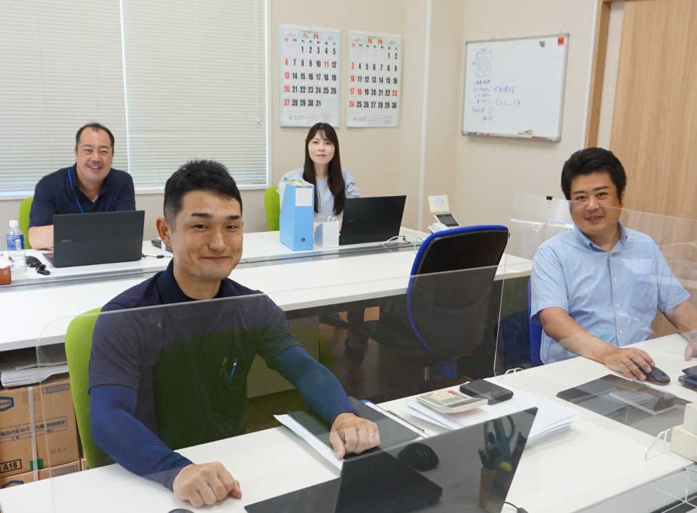 株式会社エビヌマ　社内での写真